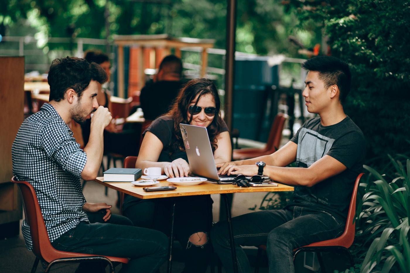 College students sit at a cafe table.